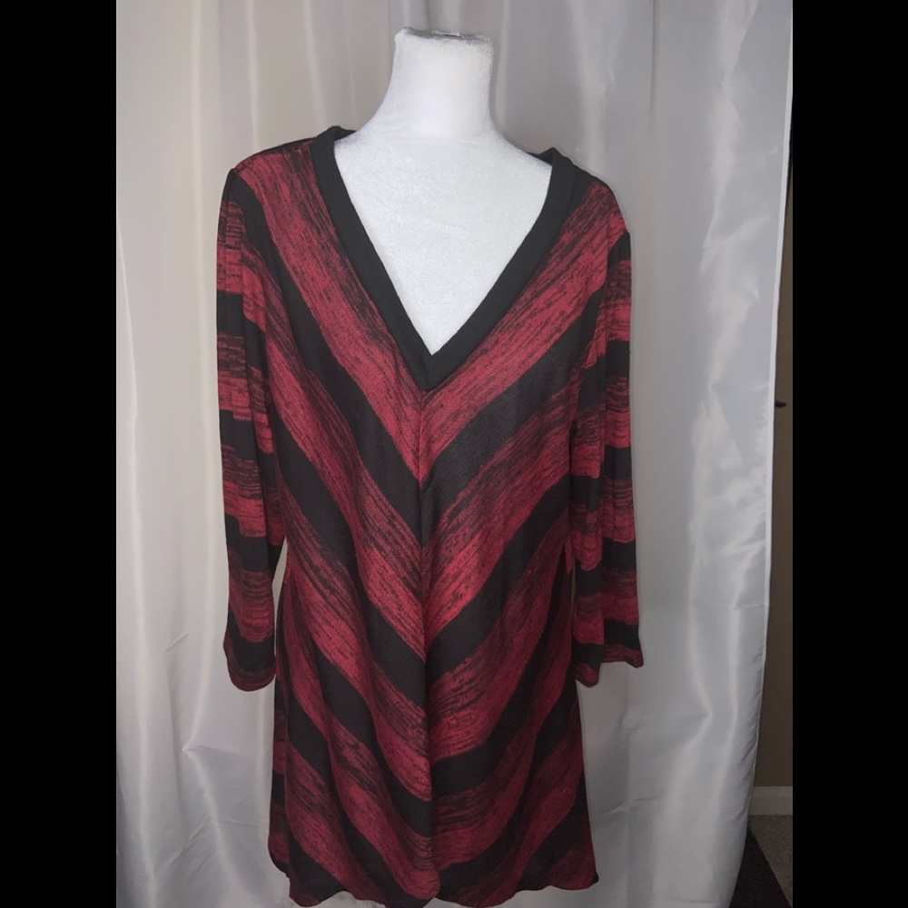 Only Nine WomanX-Large Top Red & Black Chevron Design  (J)(BW)